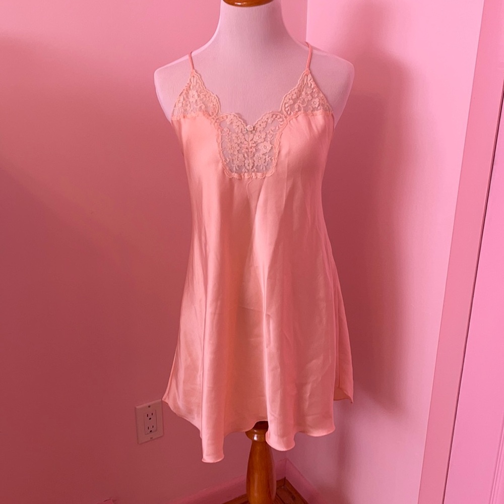 Victoria’s Secret Peach Chemise 90’s vintage. 🌸